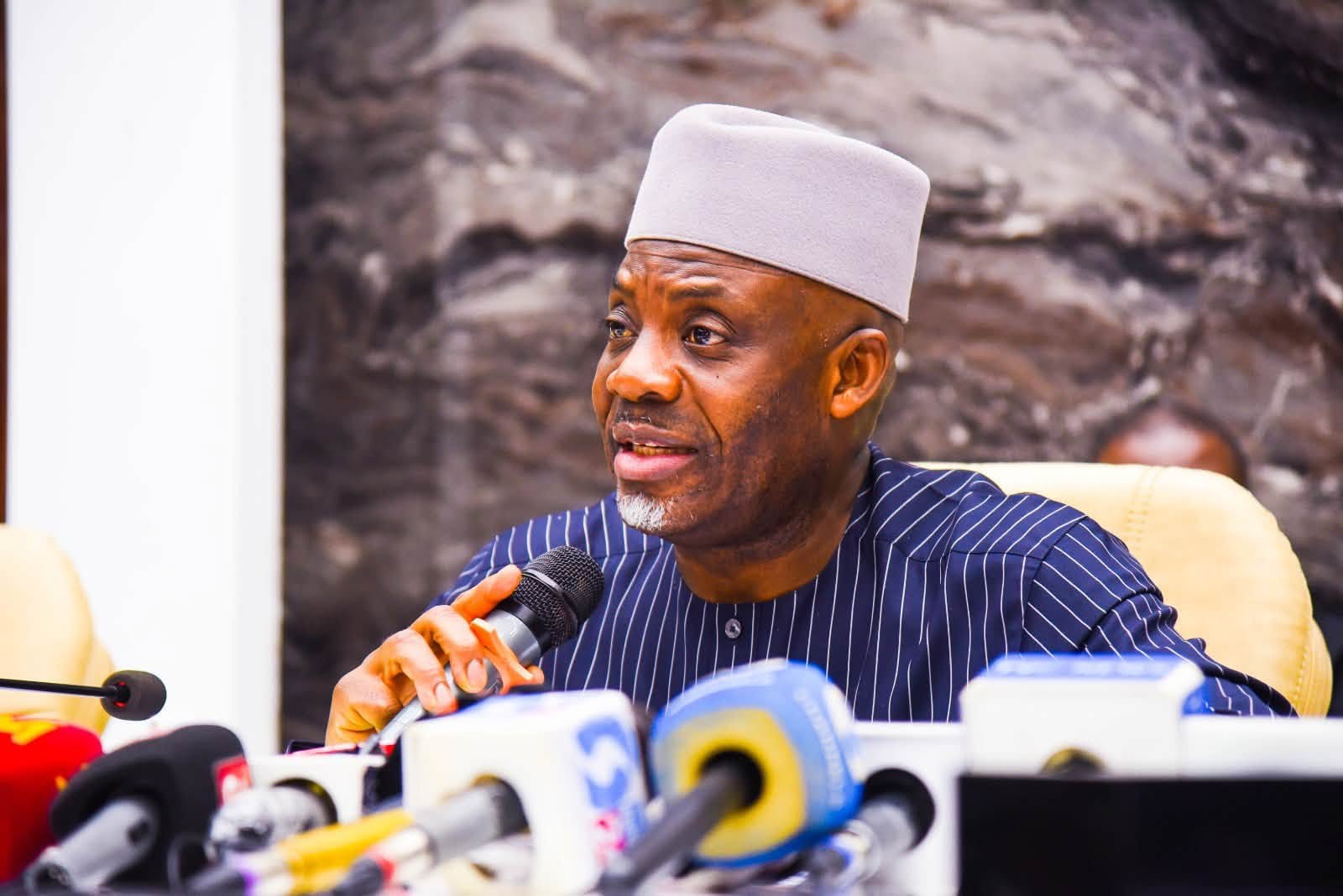 FG Reviews Overseas Scholarships, Prioritises Local Universities