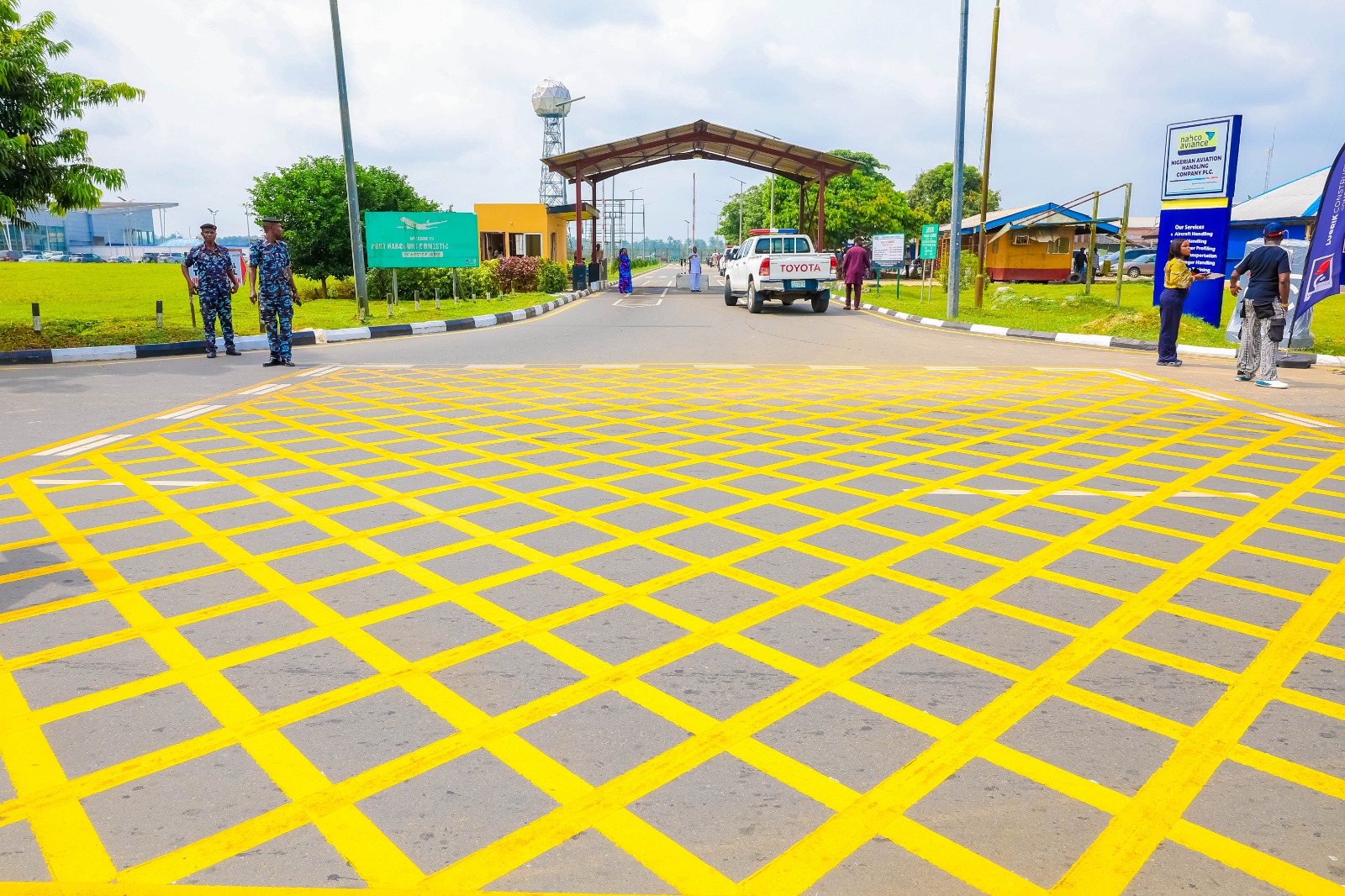  minister for Aviation and Aerospace Development performing the commisioning of  12.2km Ikwerre Rd-Igwruta-Airport Road